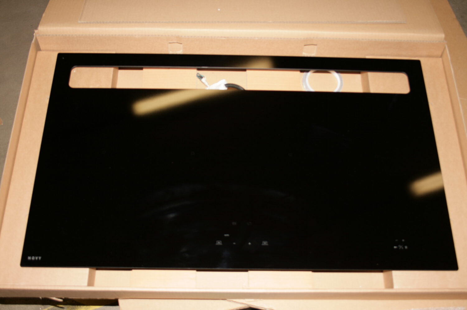 Novy | 1821 | Induction hob with built-in hood | 88 cm | Number of burners/cooking zones 4 | Yes | Black | Slider control with white LEDs. | USED, REFURBISHED, SCRATCHED,