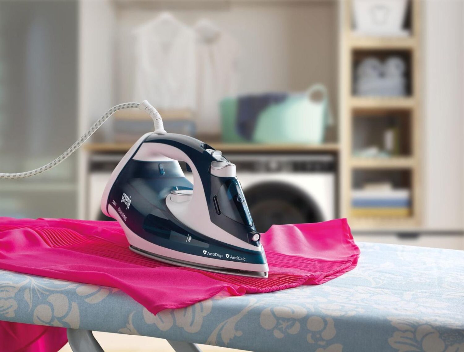 Gorenje | Steam Iron | SIH2200TQC | Steam Iron | 2200 W | Water tank capacity 300 ml | Continuous steam 30 g/min | Steam boost performance 90 g/min | Blue/White