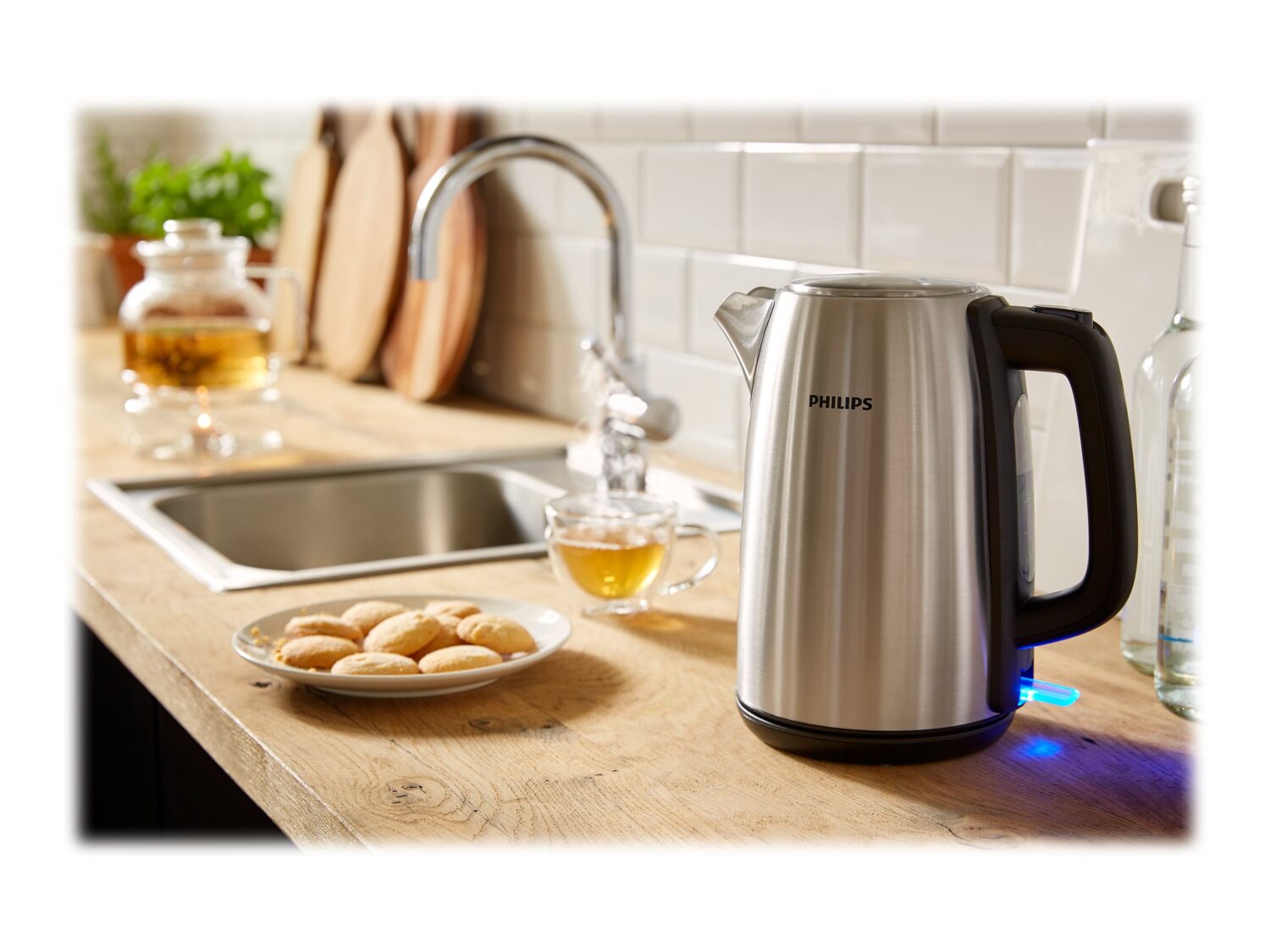 Philips | Kettle | HD9351/90 | Electric | 2200 W | 1.7 L | Stainless steel | 360° rotational base | Stainless steel
