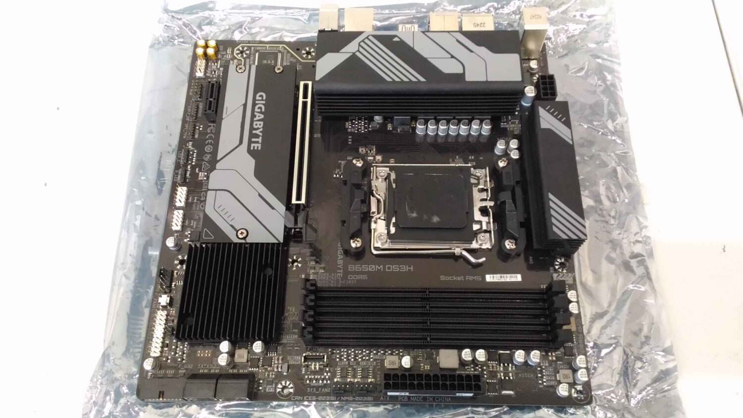 SALE OUT. GIGABYTE B650M DS3H 1.0 M/B, REFURBISHED, WITHOUT ORIGINAL PACKAGING AND ACCESSORIES, BACKPANEL INCLUDED | Gigabyte | B650M DS3H 1.0 M/B | Processor family AMD | Processor socket AM5 | DDR5 DIMM | Memory slots 4 | Supported hard disk drive interfaces 	SATA, M.2 | Number of SATA connectors 4 | Chipset B650 | Micro ATX | USED, REFURBISHED, WITHOUT ACCESSORIES, ONLY BACK PANEL INCLUDED